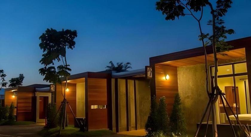 The Infinite Resort Nakhon Sawan Extérieur photo